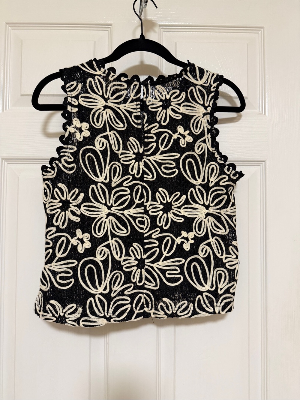 NWT Solitaire Black Crochet Floral Lace Sleeveless Top Medium - Picture 5 of 6